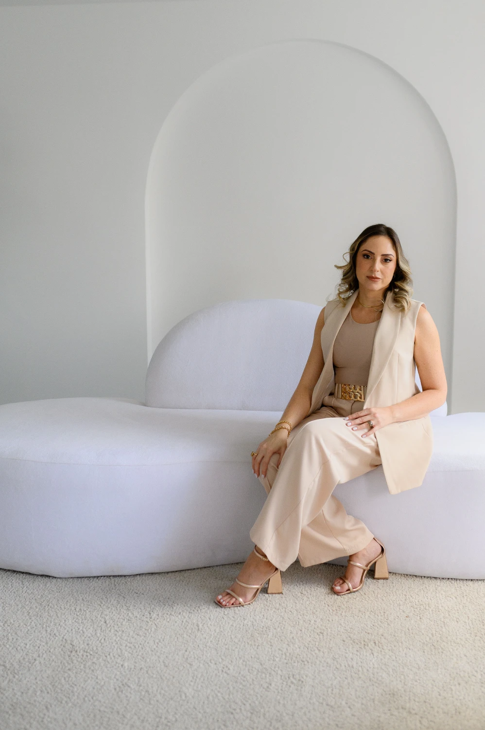 Dra. Luciana Scottá sentada em ambiente claro